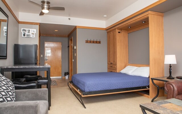2759 Slopeside 1 Bedroom Condo by RedAwning