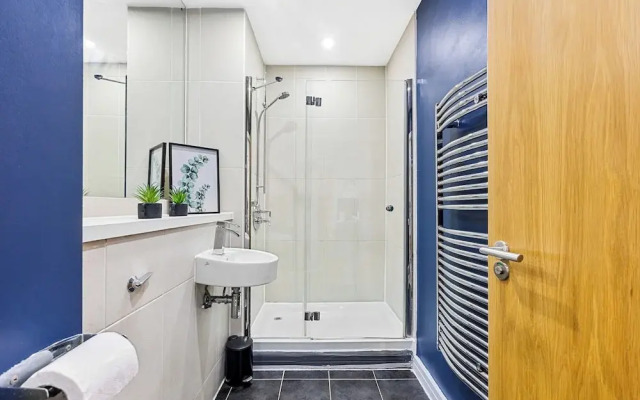Bullring Lux Suite- Netflix-free Parking-sleeps 6