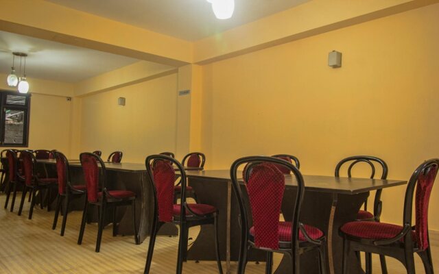 Hotel Golden Shangrila By OYO Rooms