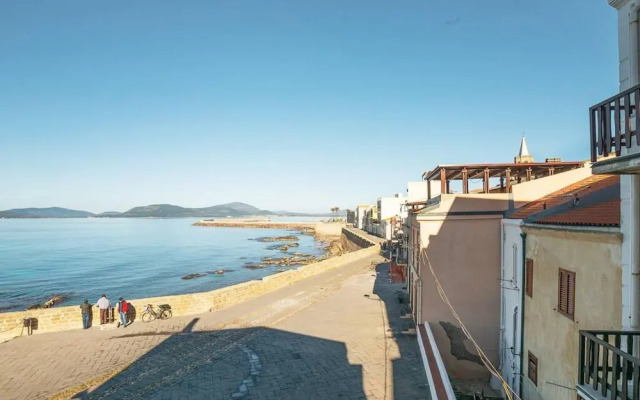 Welcomely - Waterfront Home a Balcony on the sea