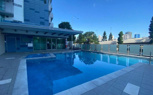 Spacious River view 3 Bdrm Apt with 2 Car spaces