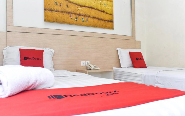 RedDoorz Plus near Sultan Hasanuddin Airport