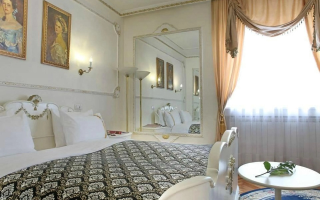 Queen's Astoria Design