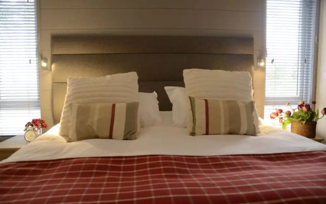 Hollicarrs - Honeycomb Lodge