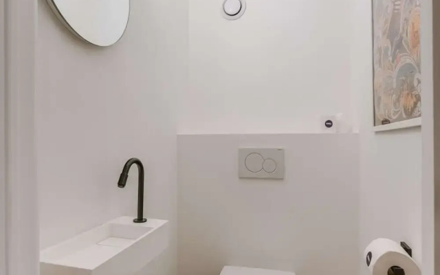Centrally Located Modern Apartment With Parking