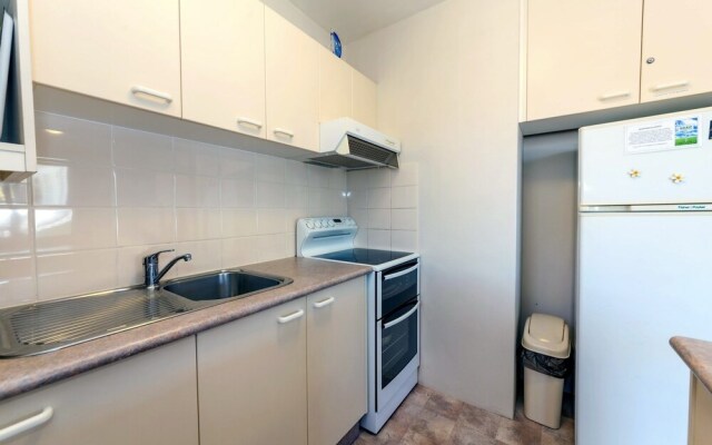 Apanie, 3/12 Kurrawa Close,