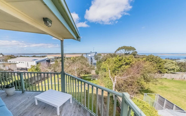 Beach Views ON Beilby - Free Wifi & Foxtel - PET Friendly