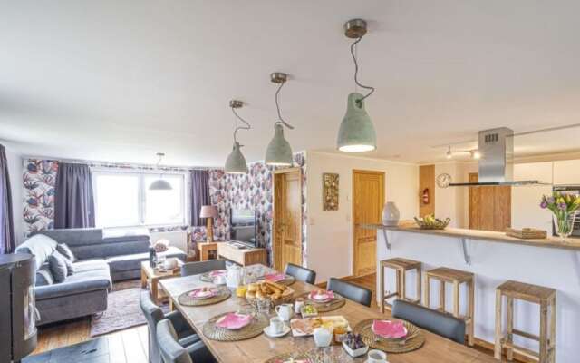 Quiet Villa with Hot Tub & Sauna