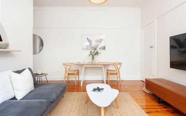 Bright Beachside Curlewis Apartment