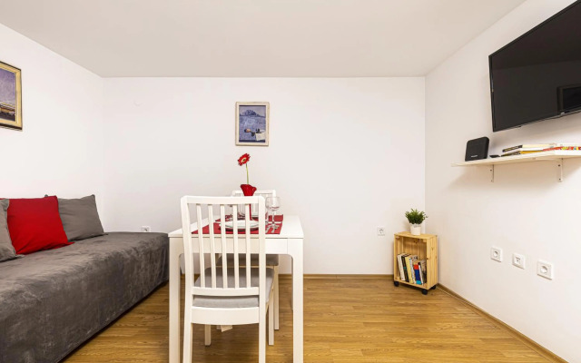 Peaceful Riverside Studio with Garage & private Patio Garden Center