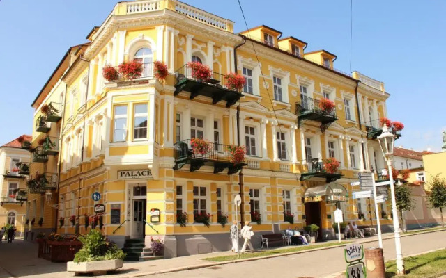Lazensky Dum Palace