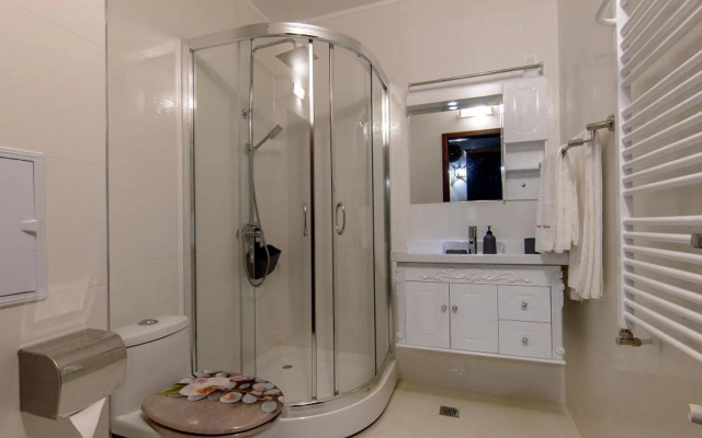 Luxury 2-bedroom apartment by Studenets Center