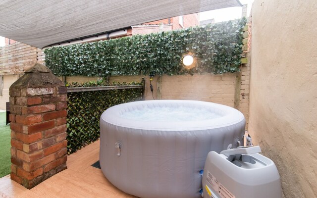 Modern Apartment With Private hot tub & Parking