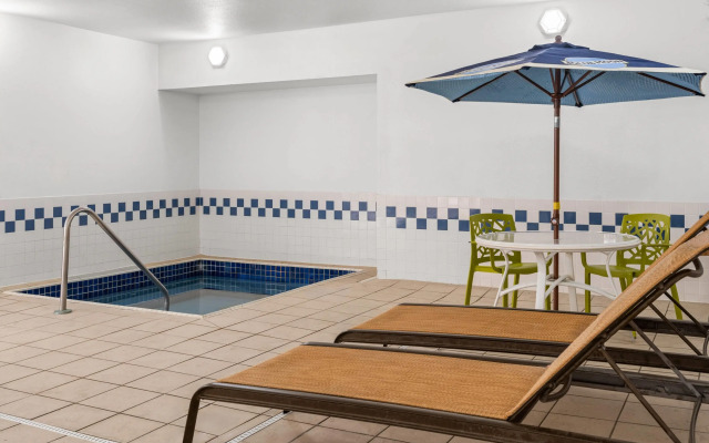 Travelodge by Wyndham Fargo West Acres