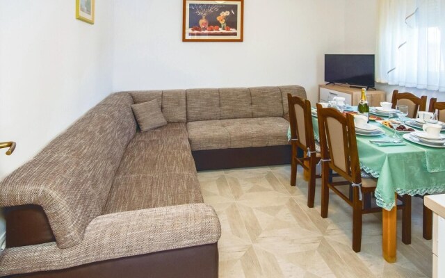Stunning Home in Mali Rat With Wifi and 2 Bedrooms