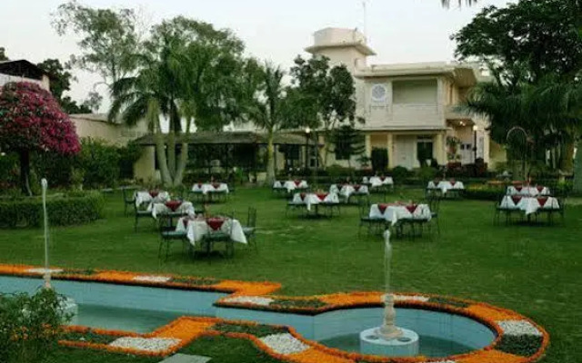 Shikarbadi Hotel