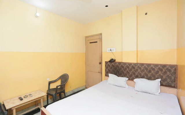 SPOT ON 45472 Hotel Savitri