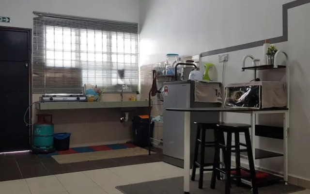 Fahaz Lumut Homestay