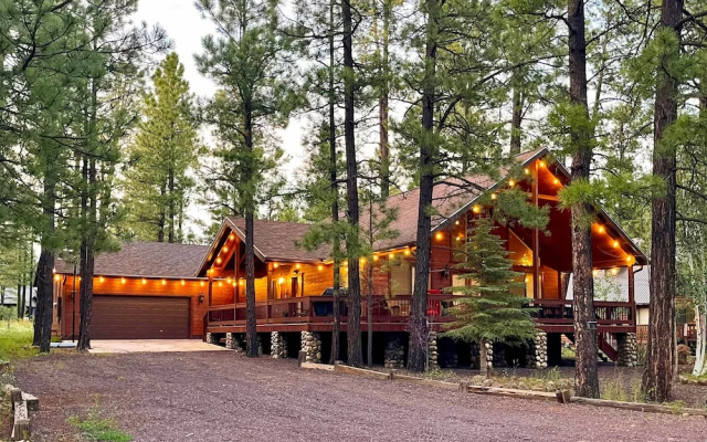 Pinetop Retreat w/ Fire Pit & Game Room!