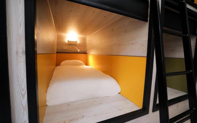 Revolver - Hostel