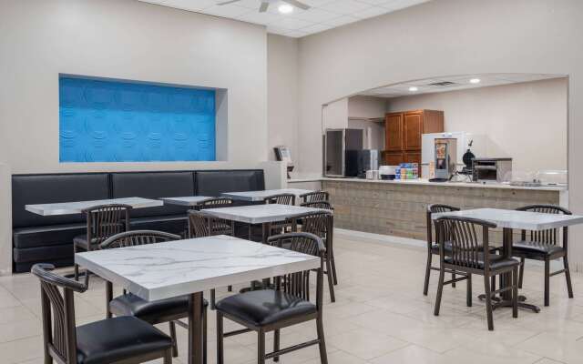 Days Inn & Suites by Wyndham Niagara Falls/Buffalo