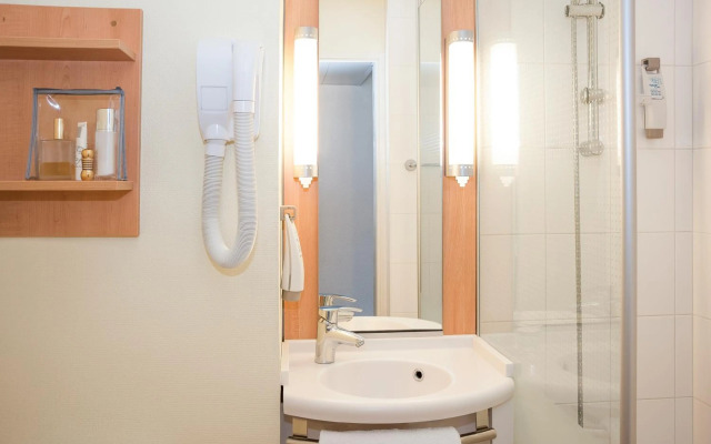 ibis Dieppe Val Druel