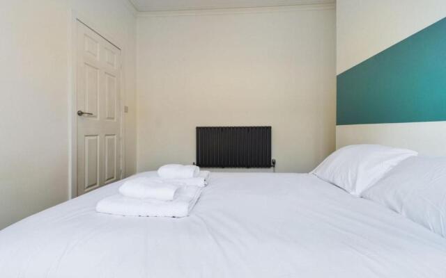 Contemporary 4BD Home nr Liverpool City Centre