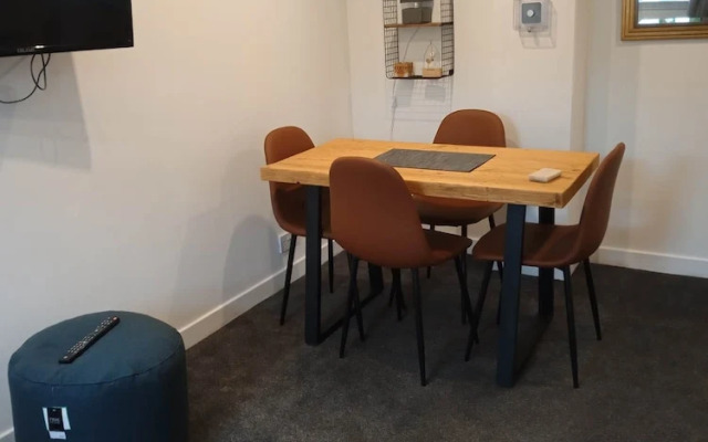 2 Bedrooms/sleeps 4/free Wifi/parking/outdoor Area