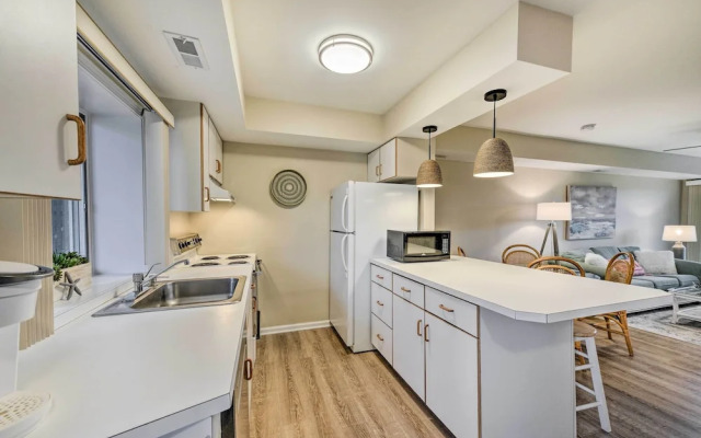 Brigantine Condo w/ Beach Access & Pool Views