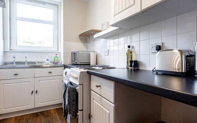Bright, Spacious West-End Flat, Near University