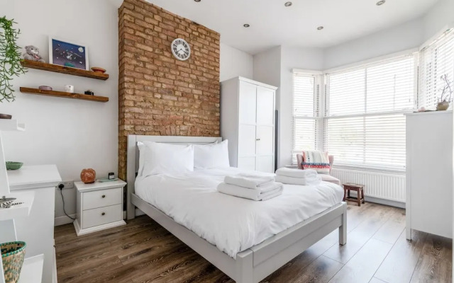 Chic and Cheerful Flat in Willesden Green