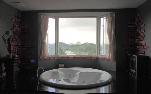 Regale Villa Hotel