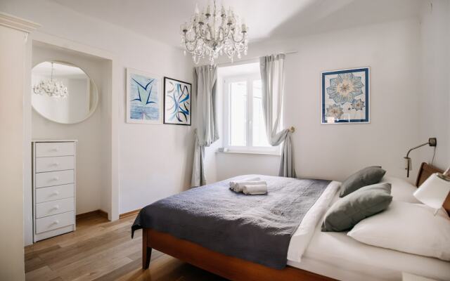 Panorama Old Town apartment by DuHomes