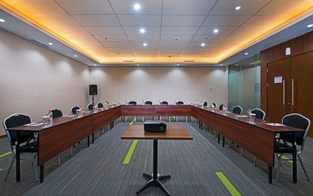 Grand Whiz Hotel Poins Simatupang Jakarta