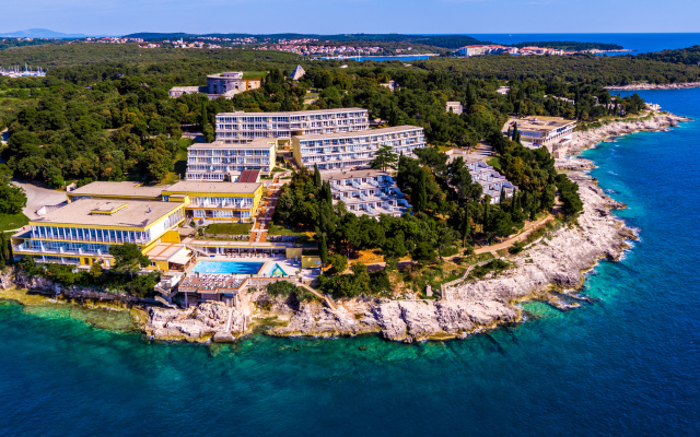 Splendid Golden Rocks Resort