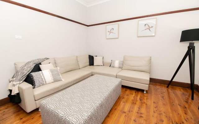 Rose Hill on Hamer, 1940s Charming Cottage near Cook Park – Guest Rooms – Orange