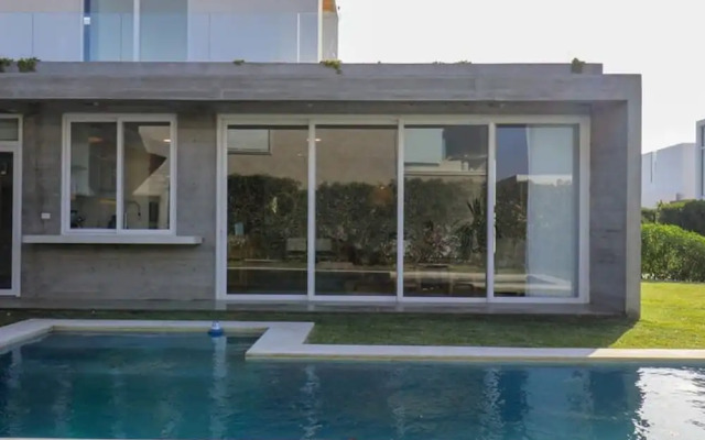 w Modern 4BR Villa With Private Pool in Paracas