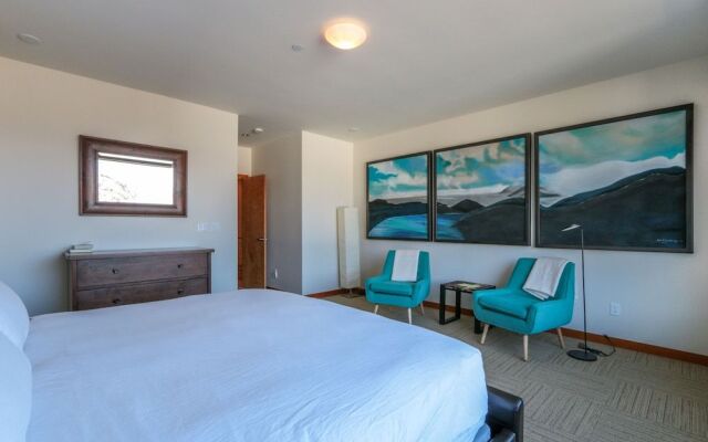 FOUR Condo with Columbia River Gorge View and Hot Tub by RedAwning