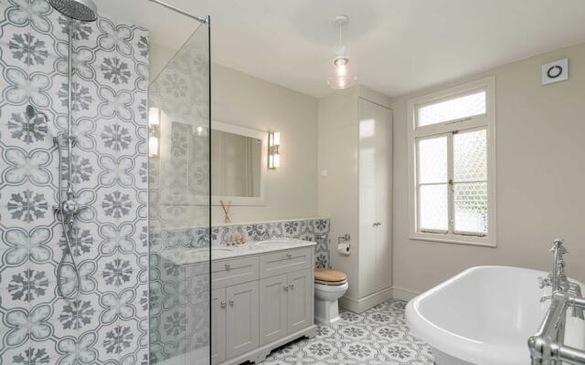 Marvelous 3BR Kennington House w Garden by GuestReady