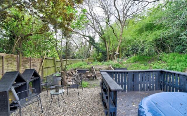 Cozy Guest Lodge With a Large Secluded Garden