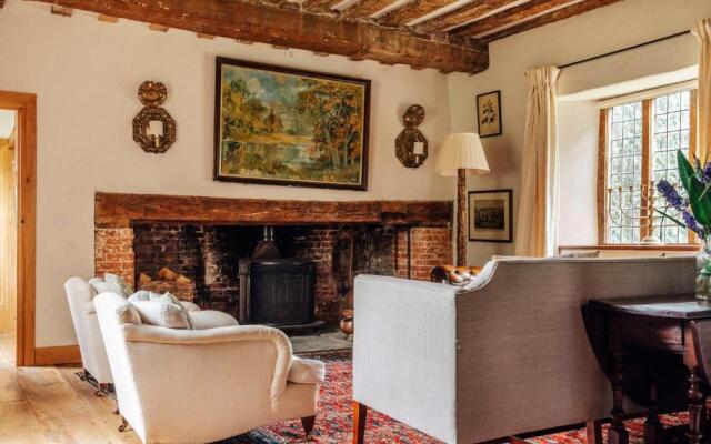 Lavish Tudor Estate Gardens - Sleeps 25