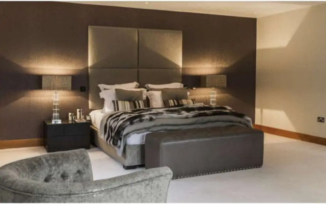 Luxury 6 Bedroom House for 12, With Parking