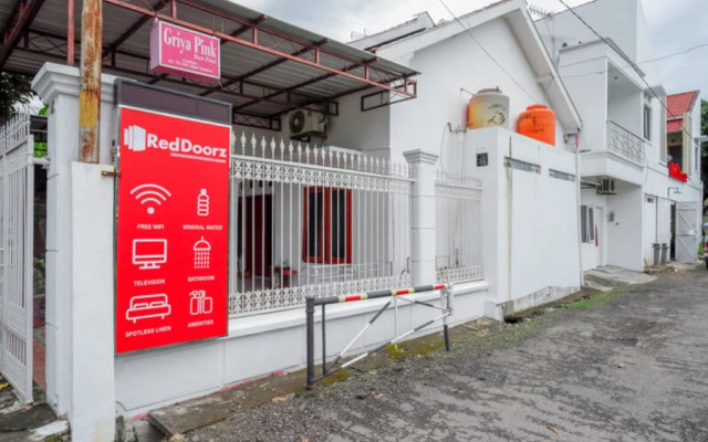 RedDoorz Syariah near Universitas Muhammadiyah Surakarta