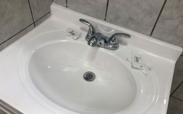 La Petite Rouge Motel