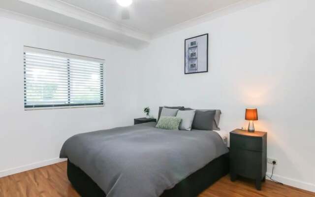 Modern 2 Bedroom River View Apartment in Docklands