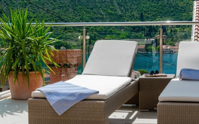Stylish Home With Private Heated Pool Basketball Court