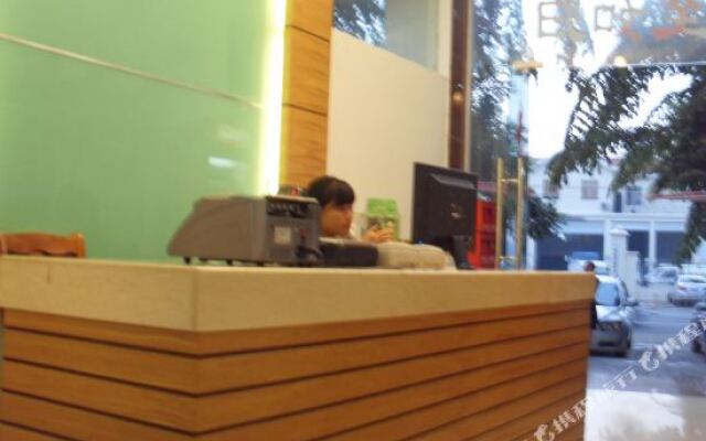 Sanya Yuefang Hotel (Sanya Bay Pedestrian Street)