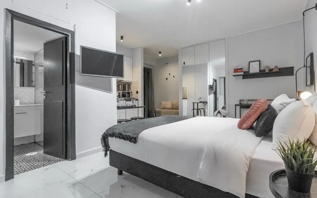 Phaedrus Living: Lykavitos Heights Studio