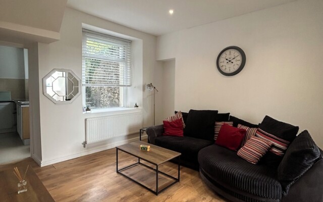 Spacious 4 Bedroom House - Central & Pet Friendly