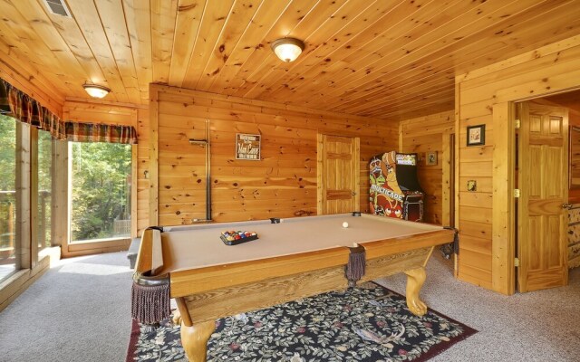 Spacious Cubby Bear Cabin with Private Hot Tub by Redawning